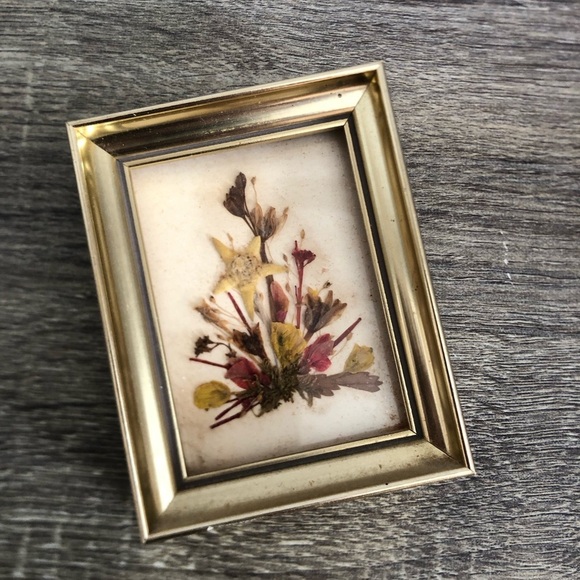 Vtg Pressed Floral Art in Gold Frame - Picture 4 of 12